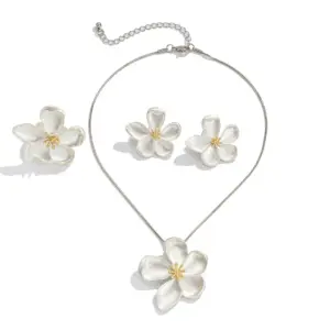 Chic Bloom Jewelry Set